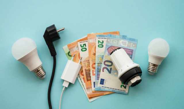 Bolletta della luce: risparmiare  possibile, ma servono abitudini positive